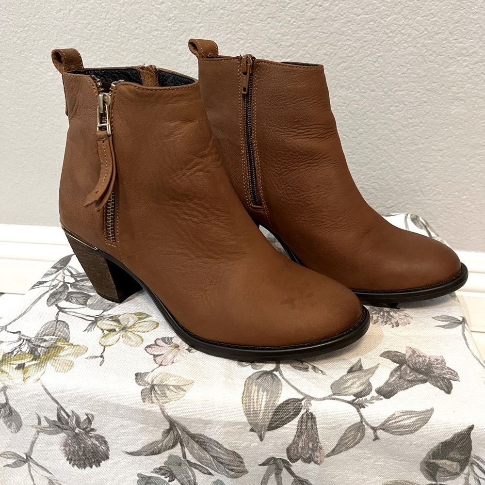 Steve Madden Whendy, leather ankle boot. Size 8